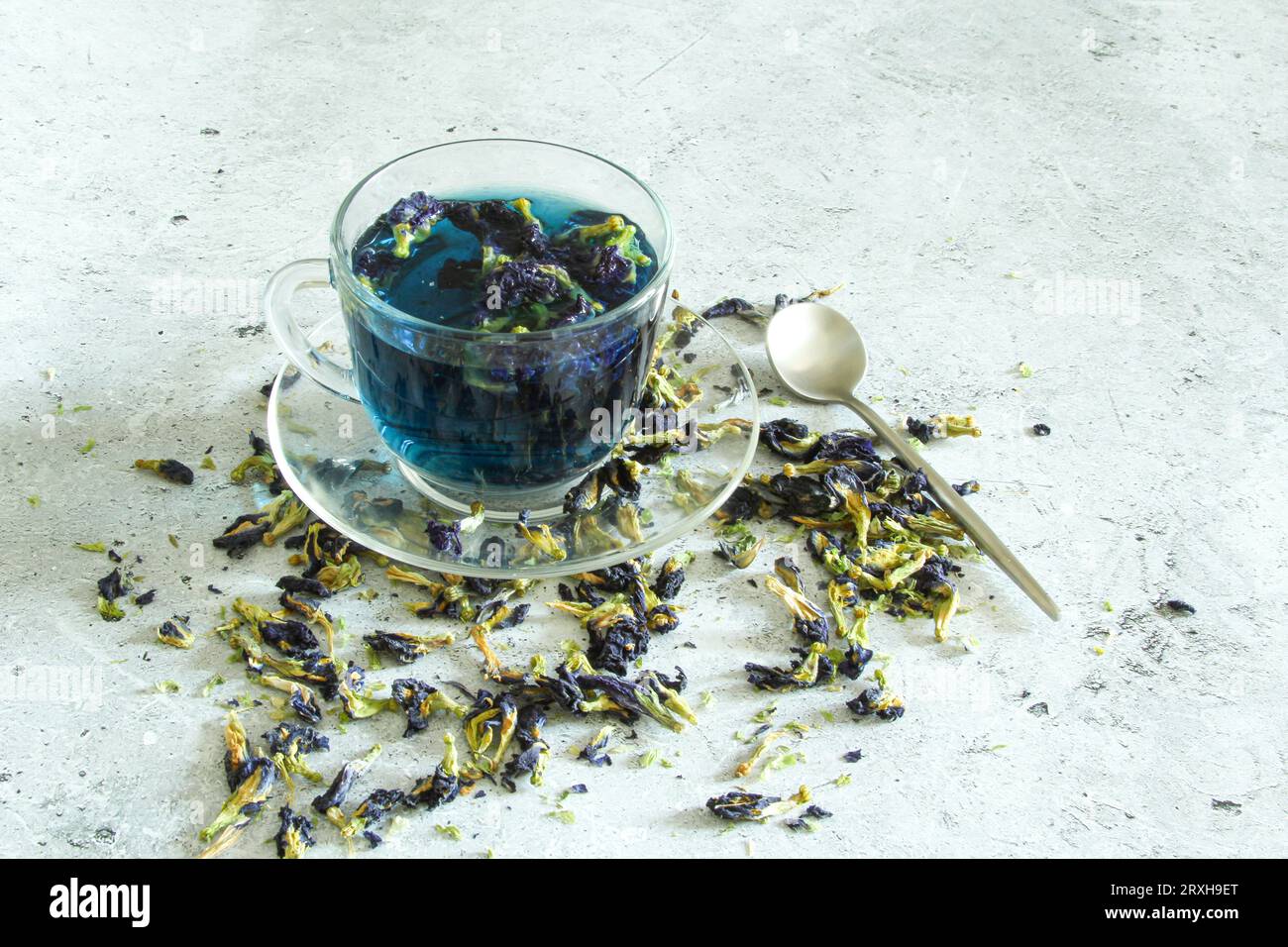 Blue tea on a light background. Organic blue tea Anchan, Clitoria ...