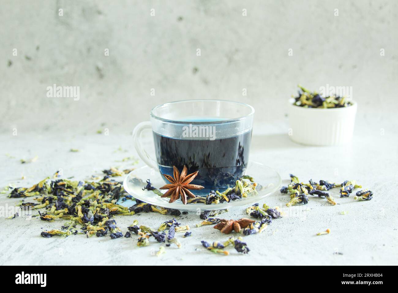 Blue tea on a light background. Organic blue tea Anchan, Clitoria ...