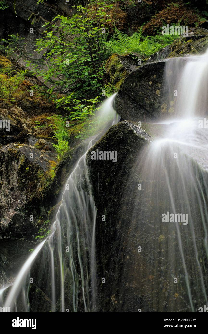 Water falling down a cliff hi-res stock photography and images - Alamy