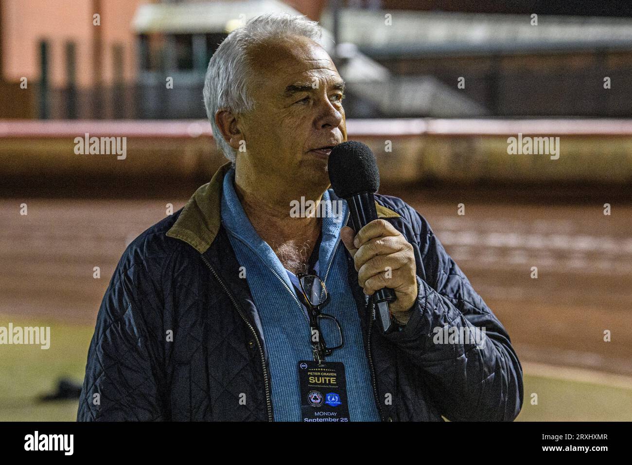 Manchester, UK. 25th September 2023Belle Vue joint owner Robin Southwell thanks the crowd for their support during the Sports Insure Premiership Semi Final Playoff 2nd leg match between Belle Vue Aces and Ipswich Witches at the National Speedway Stadium, Manchester on Monday 25th September 2023. (Photo: Ian Charles | MI News) Credit: MI News & Sport /Alamy Live News Stock Photo