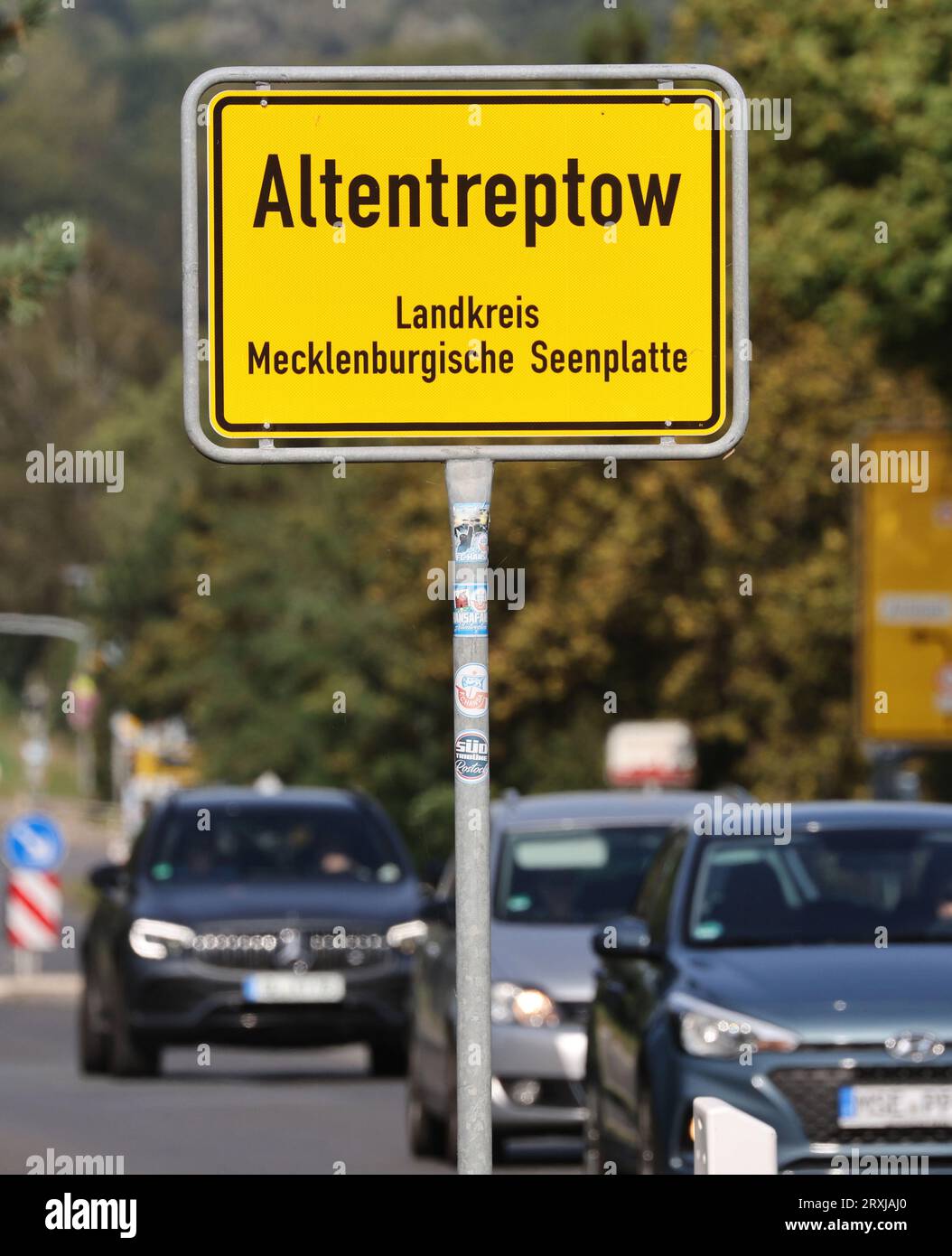 Altentreptow, Germany. 25th Sep, 2023. The entrance sign to Altentreptow, where a 13-year-old girl died three months ago after taking an ecstasy pill called 'Blue Punisher.' She is said to have taken the drug in mid-June. The girl had been brought to a clinic unconscious and died in late June. Three months after drug death, investigation still ongoing Credit: Bernd Wüstneck/dpa/Alamy Live News Stock Photo
