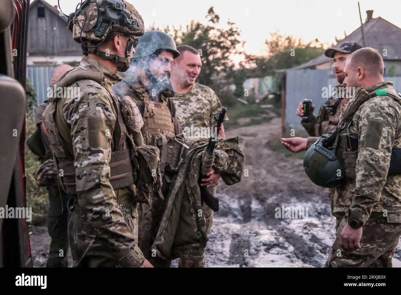 Ukrainian soldiers going to war hi-res stock photography and images - Alamy