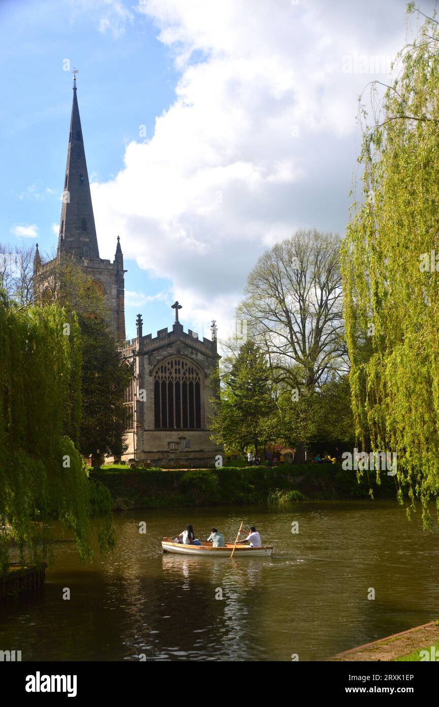 People in Rowing Boat on the River Avon by the Holy Trinity Parish Church of England, Stratford-upon-Avon, Warwickshire, West Midlands, England, UK. Stock Photo