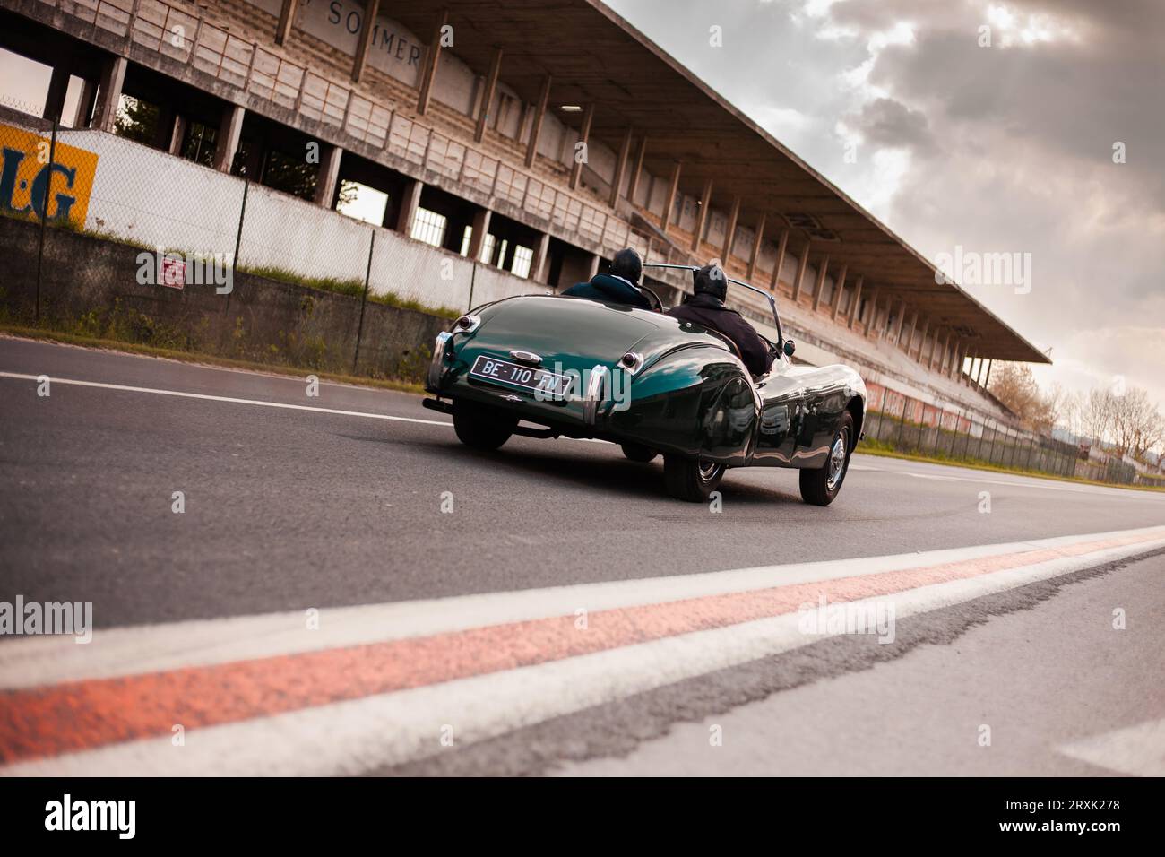 Hotte ornement sur voiture classique Photo Stock - Alamy