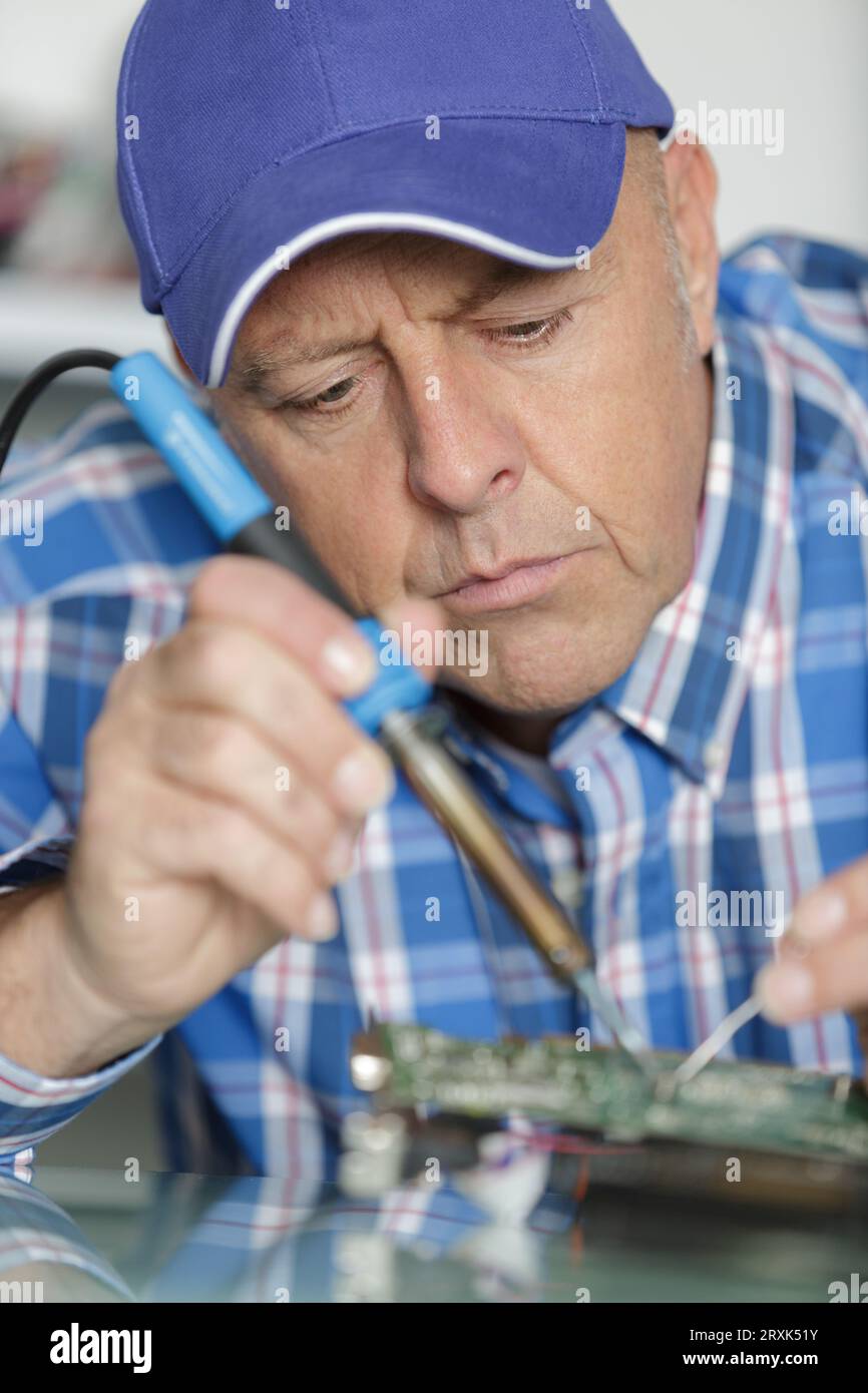 Visiting Electronics Repair For Seniors At Home Reference: Senior Repair Tech Tests Hi Res Stock Photography And Images