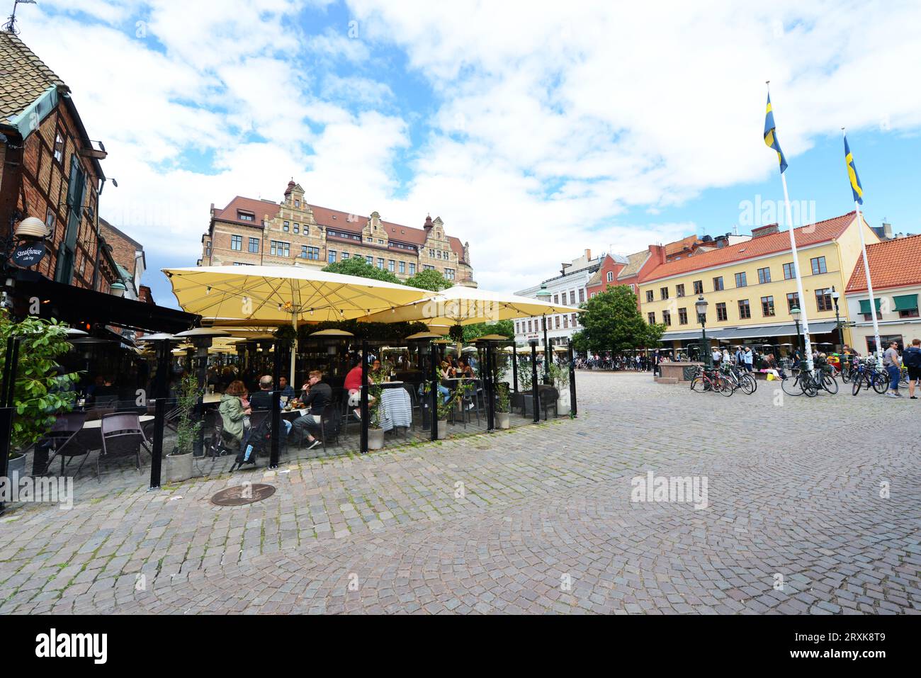 cafs-and-restaurants-at-the-lilla-torg-old-town-square-in-the-old-city-of-malm-sweden-2RXK8T9.jpg