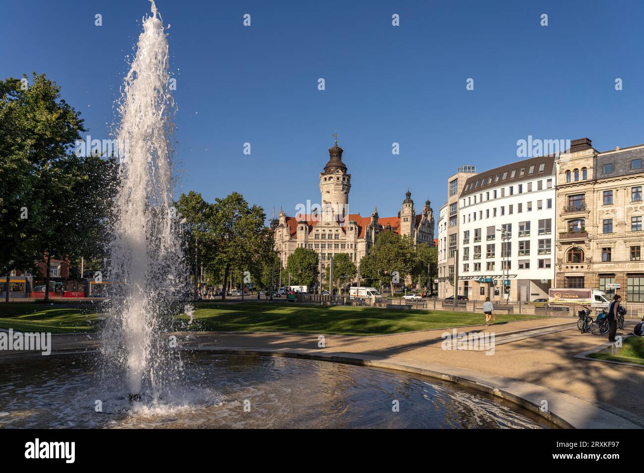Brunnen der Fritz-von-Harck-Anlage und das  Neue Rathaus in Leipzig, Sachsen, Deutschland |  Fountain of the Park Fritz-von-Harck-Anlage and the  New Stock Photo