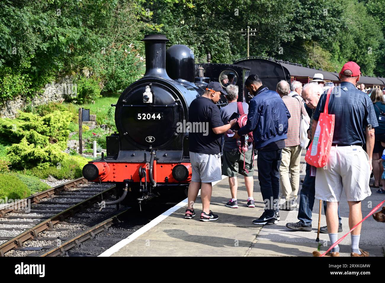 passengers-gather-around-l-y-class-25-0-6-0-2f-locomotive-no-52044-at