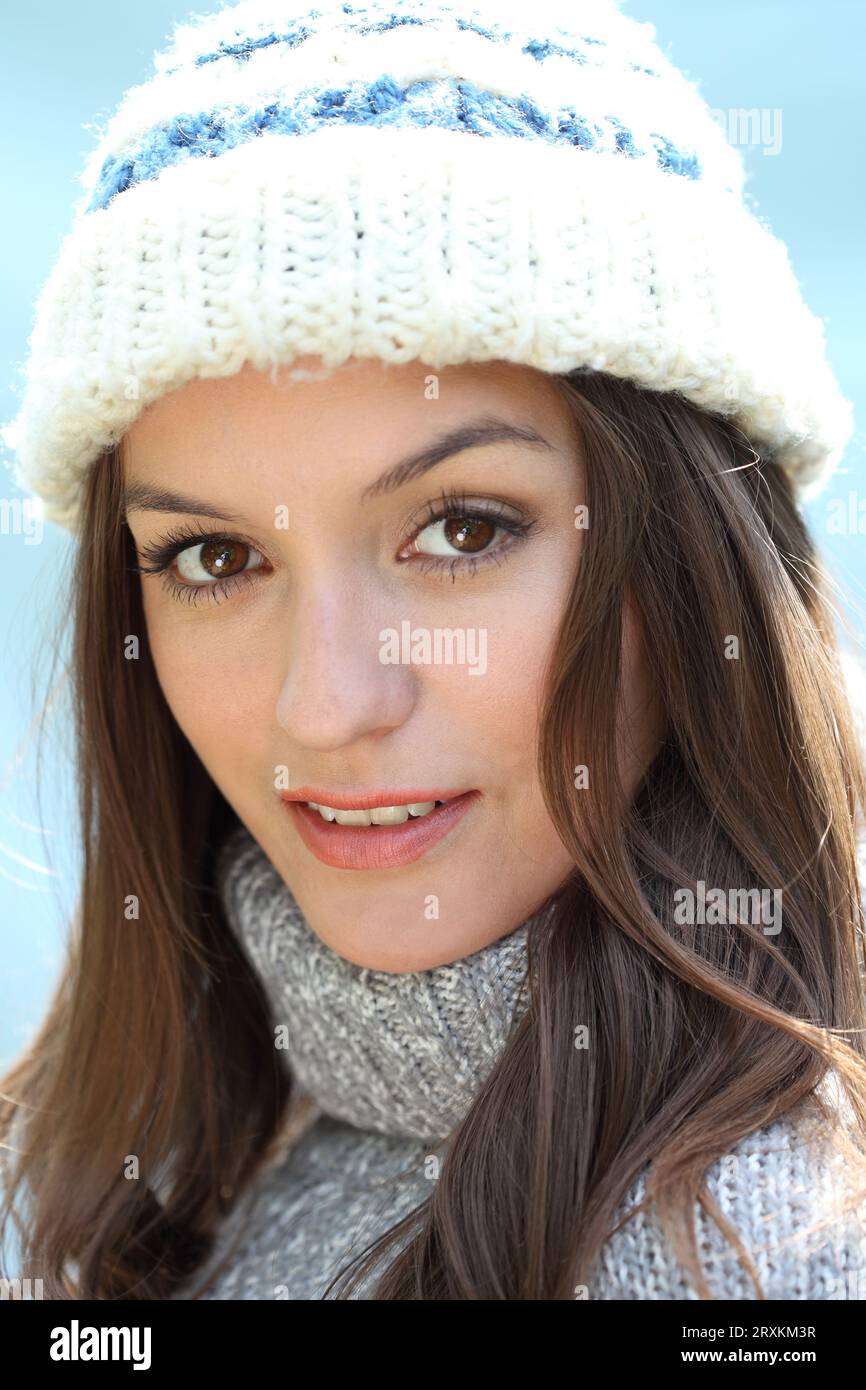 Wearing woolly hat hi-res stock photography and images - Alamy