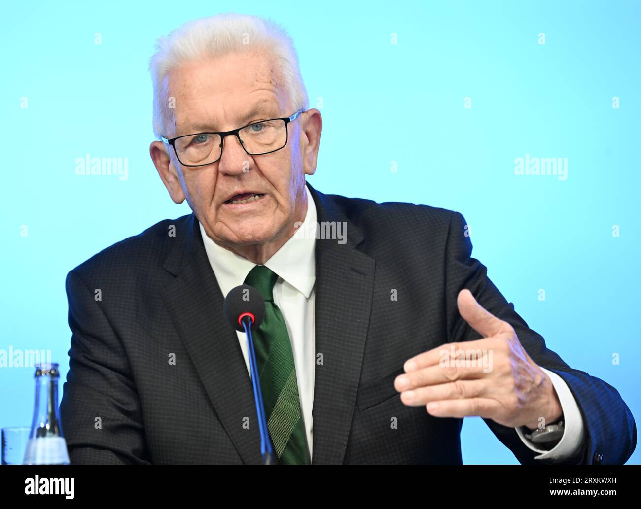 Stuttgart, Germany. 26th Sep, 2023. Winfried Kretschmann (Bündnis 90/Die  Grünen), Minister President of Baden-Württemberg, speaks at a government  press conference in the state parliament. Credit: Bernd Weißbrod/dpa/Alamy  Live News Stock Photo -