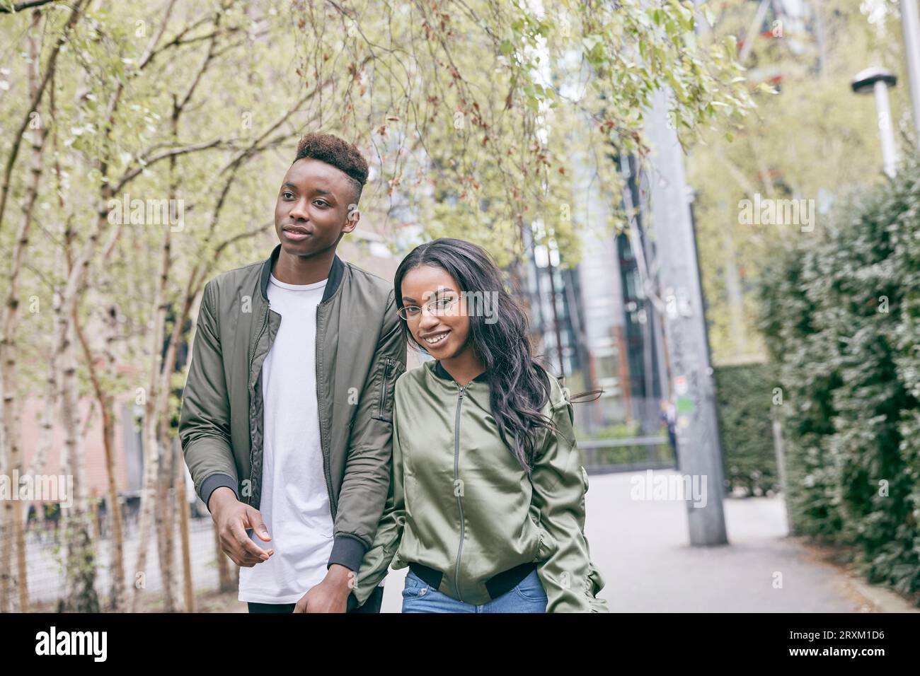 Teen couple walking holding hands hi-res stock photography and images ...