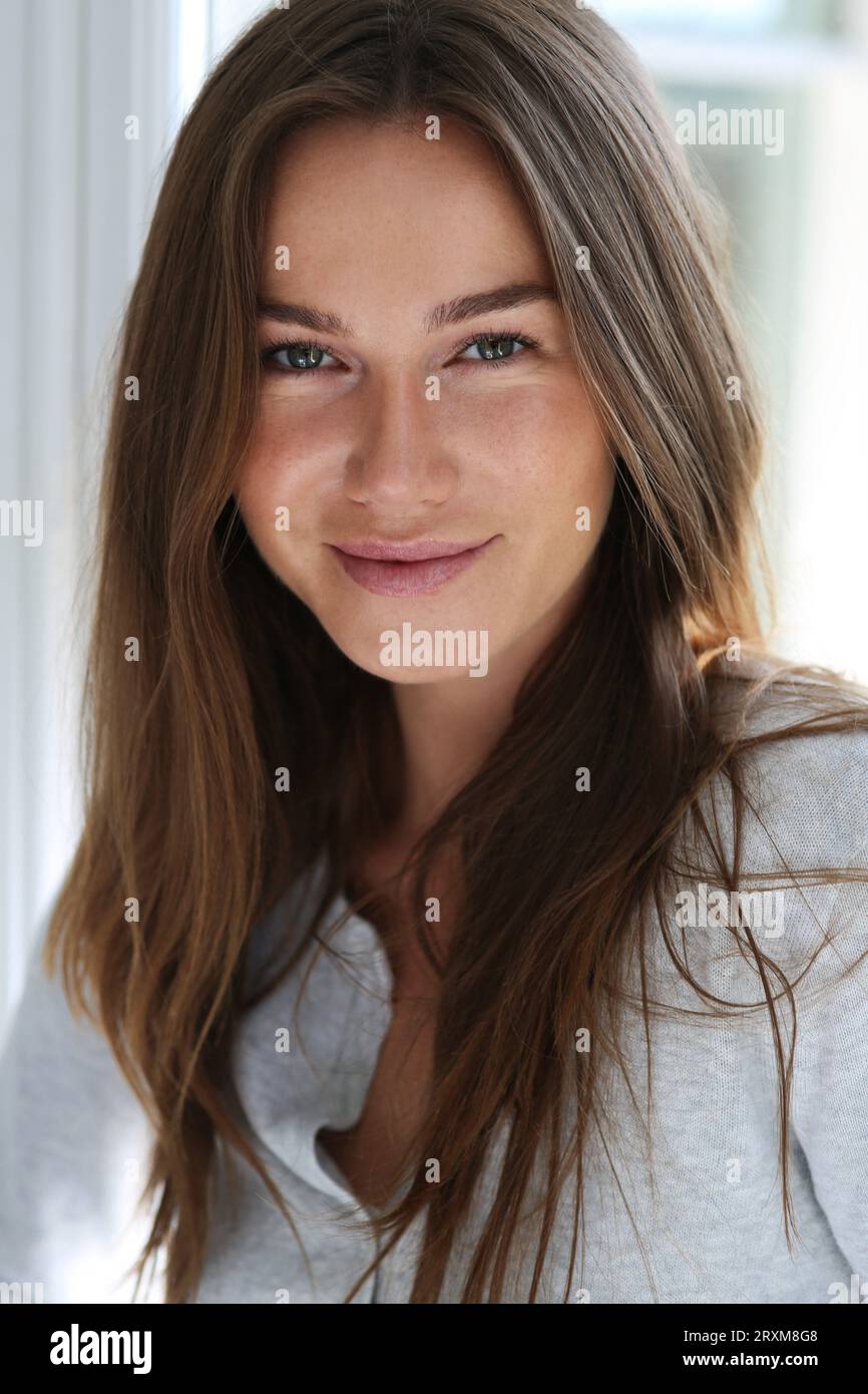 Brown hair woman hi-res stock photography and images - Alamy