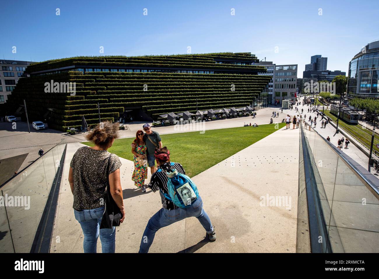 view from the walkable, green roof of the triangular pavilion to the Koe-Bogen II building with its green facade, Ingenhoven Valley, Gustaf-Gruendgens Stock Photo