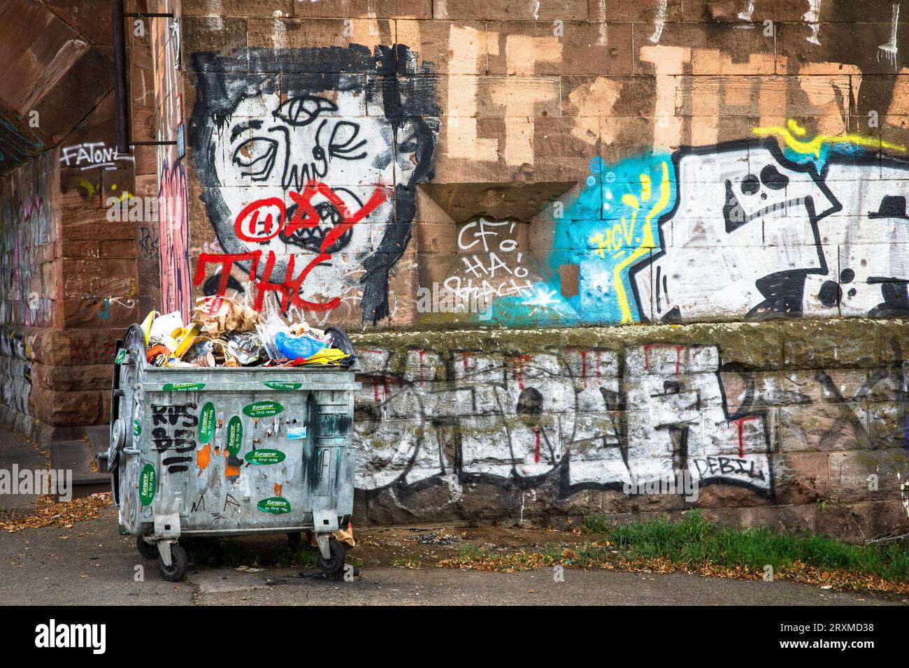 overflowing garbage container, graffiti on the  South Bridge in the district of Poll, Cologne, Germany. uebervoller Muellcontainer, Graffitis an der S Stock Photo