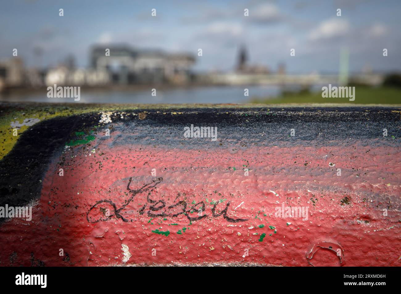 graffiti 'Love' on the South Bridge, in the background the Rheinauhafen with the Kranhaeuser and the cathedral, Cologne, Germany. Graffiti 'Lieben' au Stock Photo
