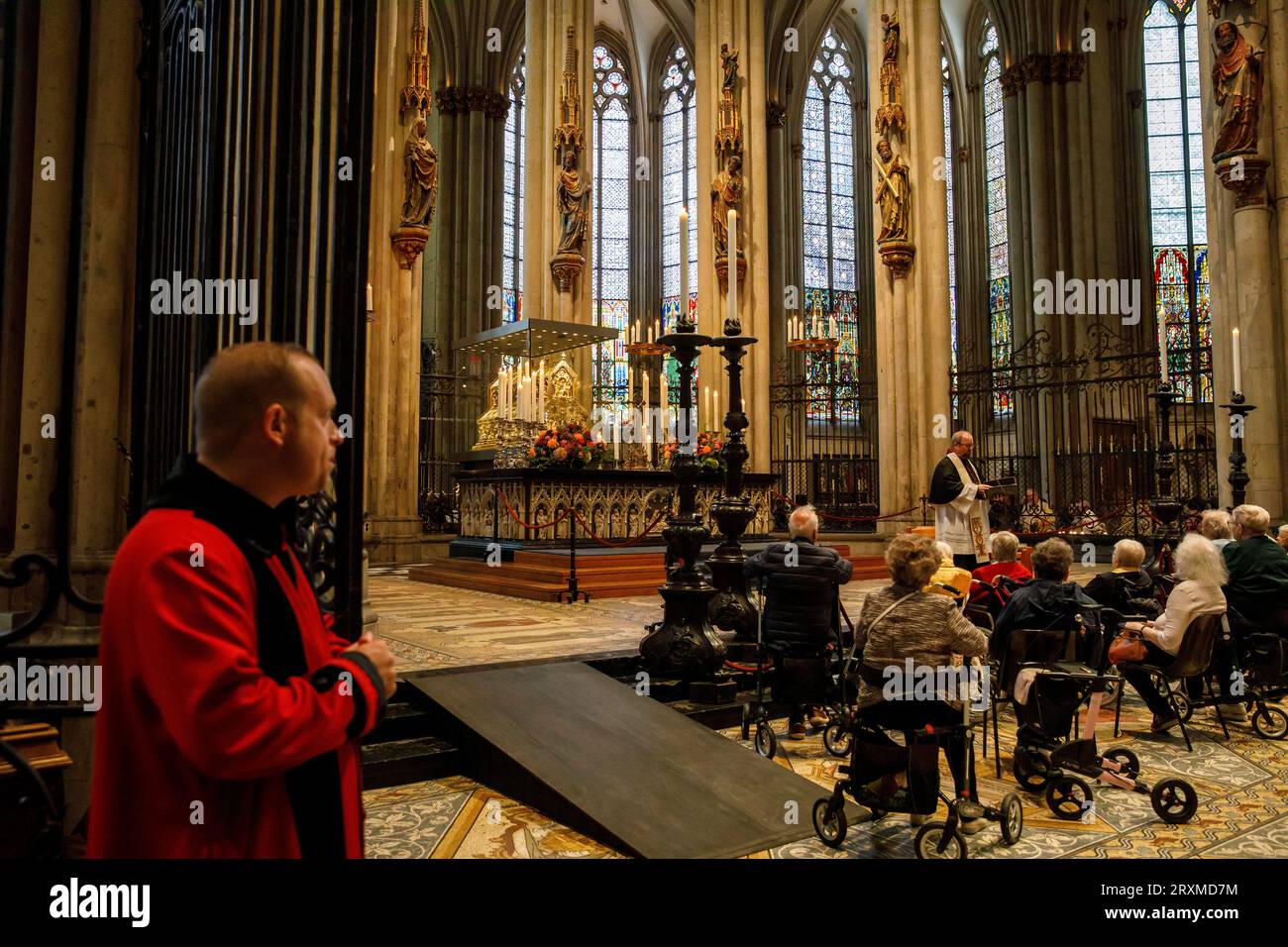 prayer in the choir in front of the shrine of the Three Kings in the cathedral during the pilgrimage of the Three Kings 2023, Cologne, Germany. Andach Stock Photo
