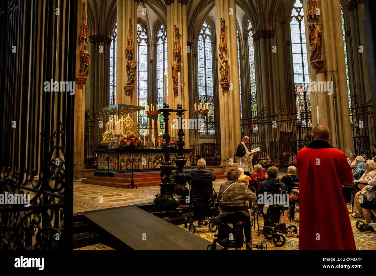 prayer in the choir in front of the shrine of the Three Kings in the cathedral during the pilgrimage of the Three Kings 2023, Cologne, Germany. Andach Stock Photo