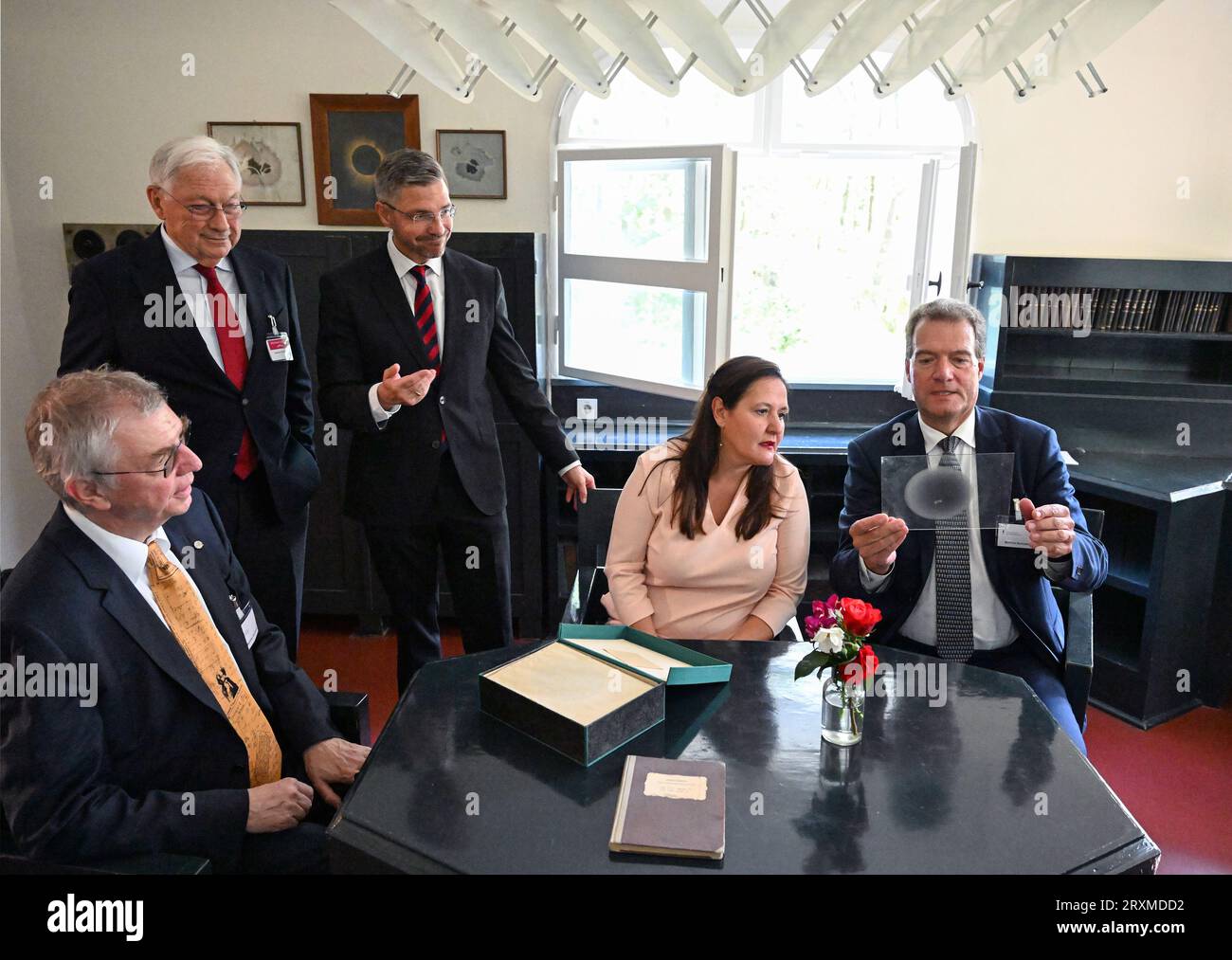 26 September 2023, Brandenburg, Potsdam: Manja Schüle (M, SPD ...