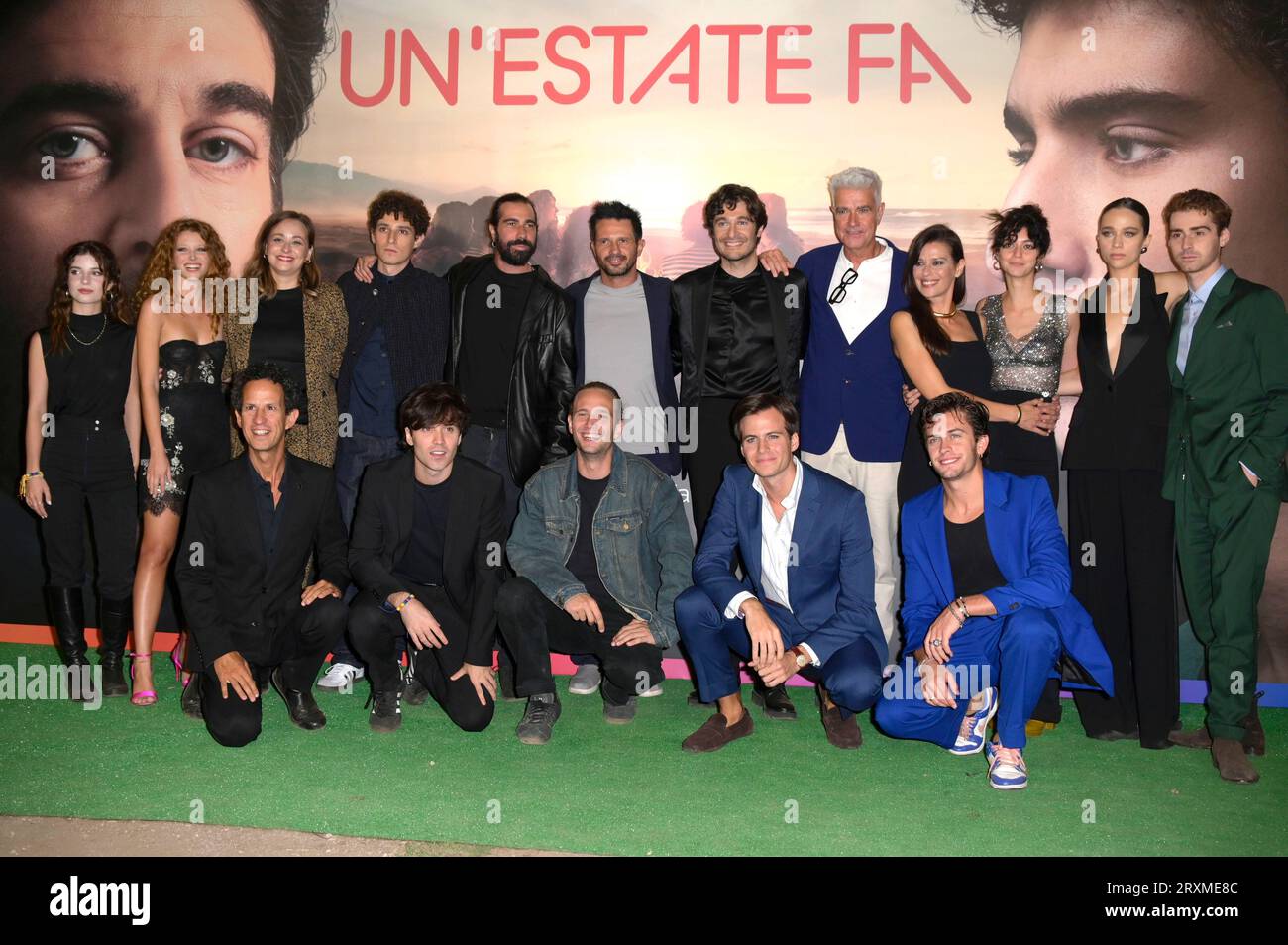 Cast und Crew beim Photocall zur Sky TV-Serie 'Un'estate fa' im Ripa Grande. Rom, 25.09.2023 Stock Photo