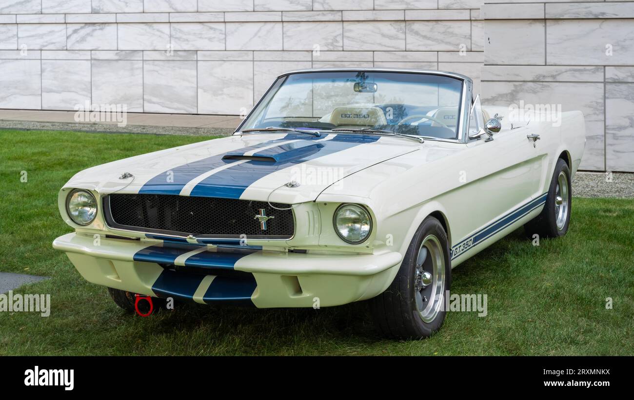 White ford mustang convertible hi-res stock photography and images - Alamy, image size:1300x821