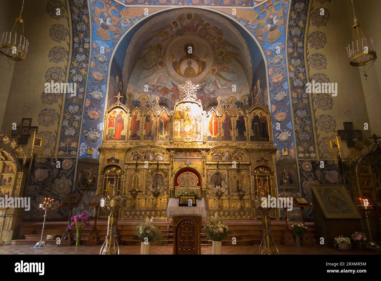 Looking up at images and paintings on the vaults of the altar apse at St Nicholas Orthodox Cathedral, Nice / Cathédrale Orthodoxe Saint-Nicolas de Nice. Russian Orthodox cathedral in France. The church altar is in the foreground. (135) Stock Photo