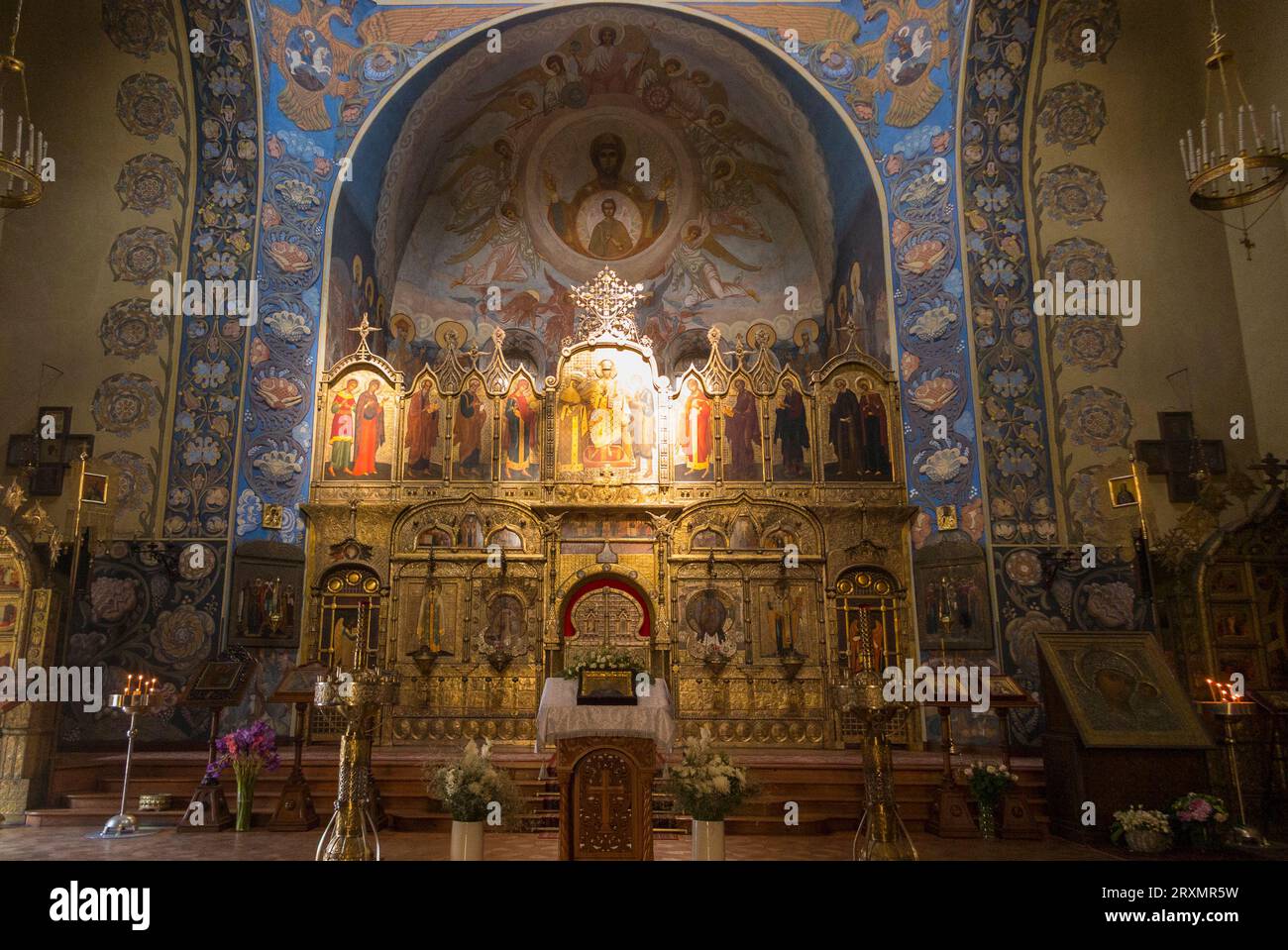 Looking up at images and paintings on the vaults of the altar apse at St Nicholas Orthodox Cathedral, Nice / Cathédrale Orthodoxe Saint-Nicolas de Nice. Russian Orthodox cathedral in France. The church altar is in the foreground. (135) Stock Photo