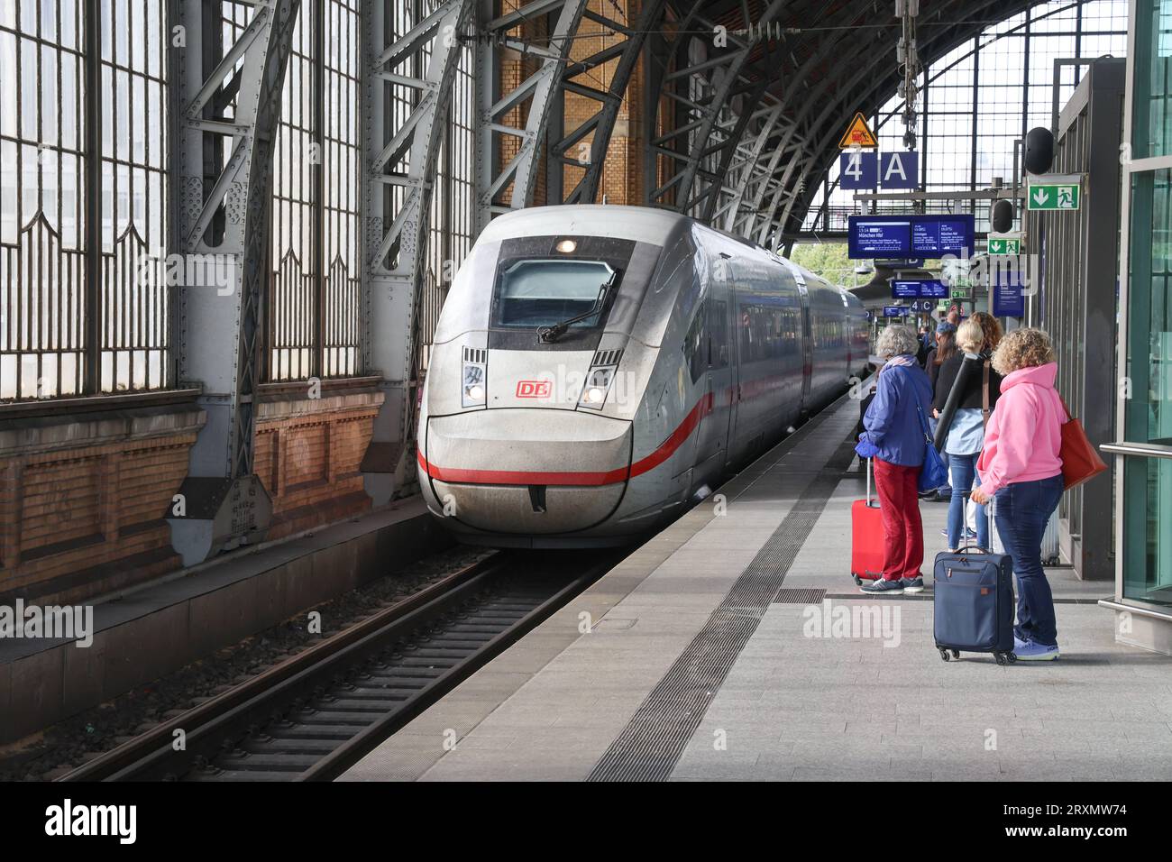 DEU, Deutschland, Hamburg, 25.09.2023: Bahnhof Hamburg Dammtor. Intercity Express Zug ICE4 - Baureihe 412 der Deutschen Bahn *** DEU, Germany, Hamburg, 25 09 2023 train station Hamburg Dammtor Intercity Express train ICE4 series 412 of Deutsche Bahn Credit: Imago/Alamy Live News Stock Photo