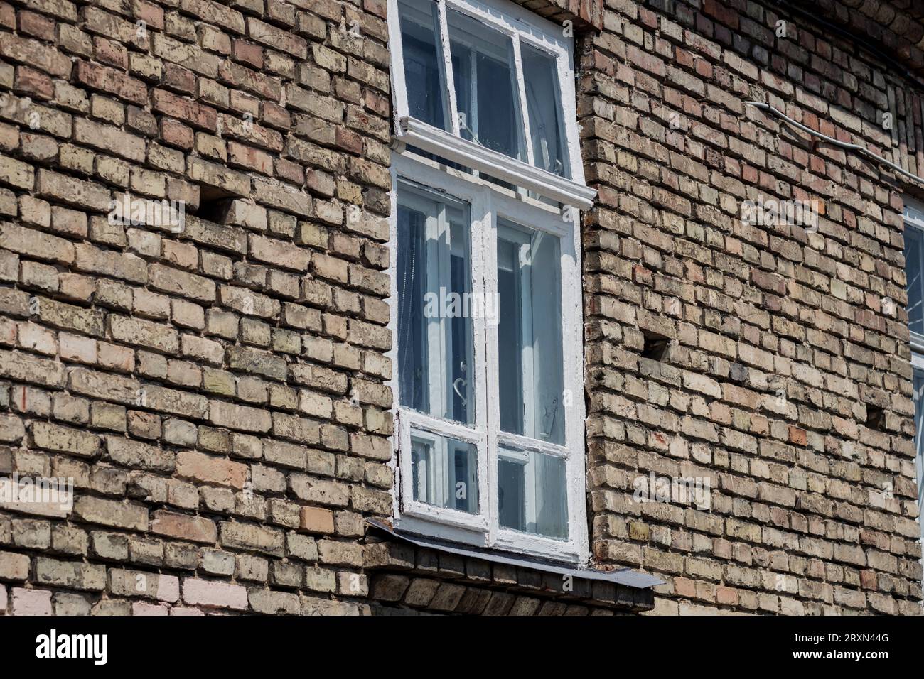 Old brick wall with windows. empty building facade Stock Photo - Alamy