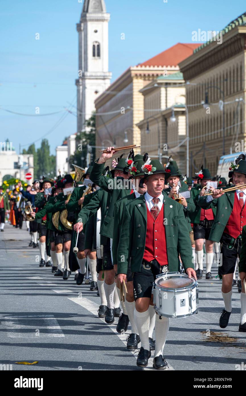 Muenchen, Trachten Und Schuetzenzug Beim 188. Muenchner Oktoberfest Auf ...