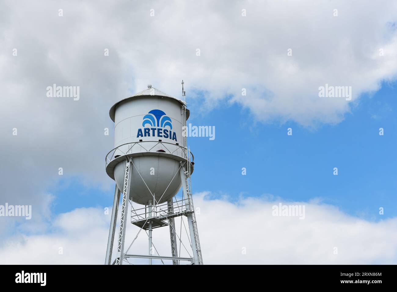 ARTESIA, CALIFORNIA - 20 SEPT 2023: Water tower in the City of Artesia provides storage to level out peaks of demand and maintain water pressure throu Stock Photo