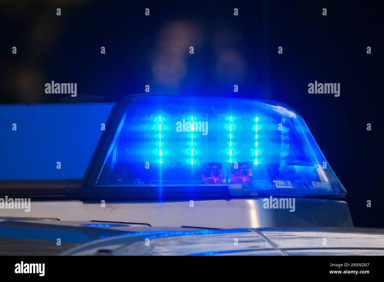 https://c8.alamy.com/comp/2RXND07/dsseldorf-26092023-polizei-auto-polizeiauto-polizeiautos-polizeiwagen-blaulicht-streifenwagen-rundumleuchte-sondersignal-sondersignale-rundumkennleuchte-kennleuchte-blaues-blinklicht-lichtsignal-einsatzfahrzeug-einsatzfahrzeug-rkl-drehlicht-wegerecht-dsseldorf-nordrhein-westfalen-deutschland-dusseldorf-26-09-2023-police-car-police-car-police-cars-blue-light-patrol-car-rotating-beacon-special-signal-special-signals-rotating-beacon-beacon-blue-flashing-light-light-signal-emergency-vehicle-emergency-vehicle-rkl-rotating-light-right-of-way-dusseldorf-north-rhine-westphalia-germany-2RXND07.jpg