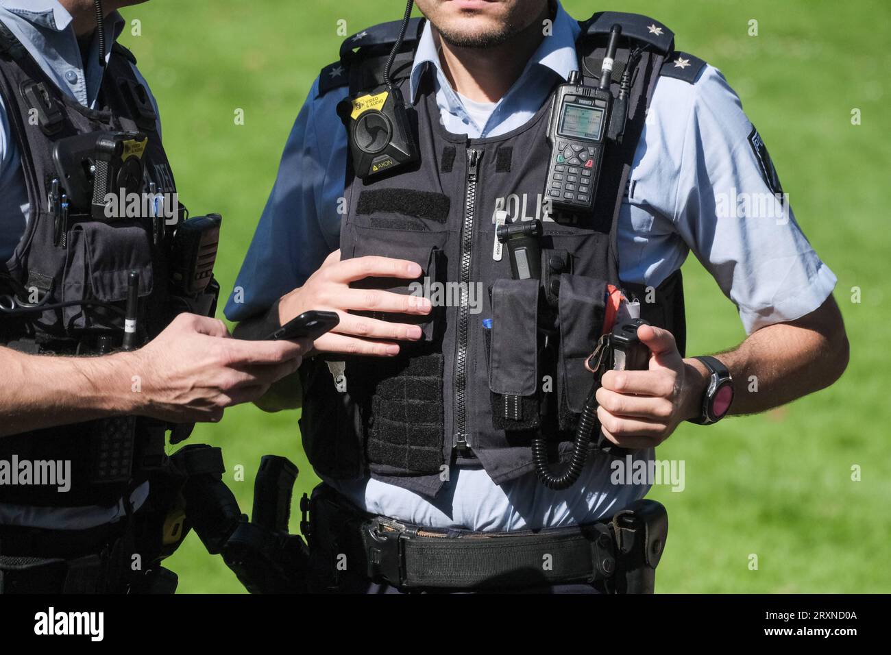 Düsseldorf 26.09.2023 Polizei Polizist Polizeieinsatz Polizeiweste Funkgerät Tetra Funkgerät BOS Funkmeldesystem Funkverkehr Schlagstock Tonfa Schusswaffe Polizeidienstwaffe Pfefferspray Taser Distanz-Elektroimpulsgerät Bodycam Axon Video Audio Aufzeichnung Videokamera Düsseldorf Nordrhein-Westfalen Deutschland *** Düsseldorf 26 09 2023 police police officer police vest radio Tetra radio BOS radio communication radio traffic baton tonfa firearm police service weapon pepper spray taser distance electric pulse device bodycam Axon video audio recording video camera Düsseldorf North Rhine Westphal Stock Photo