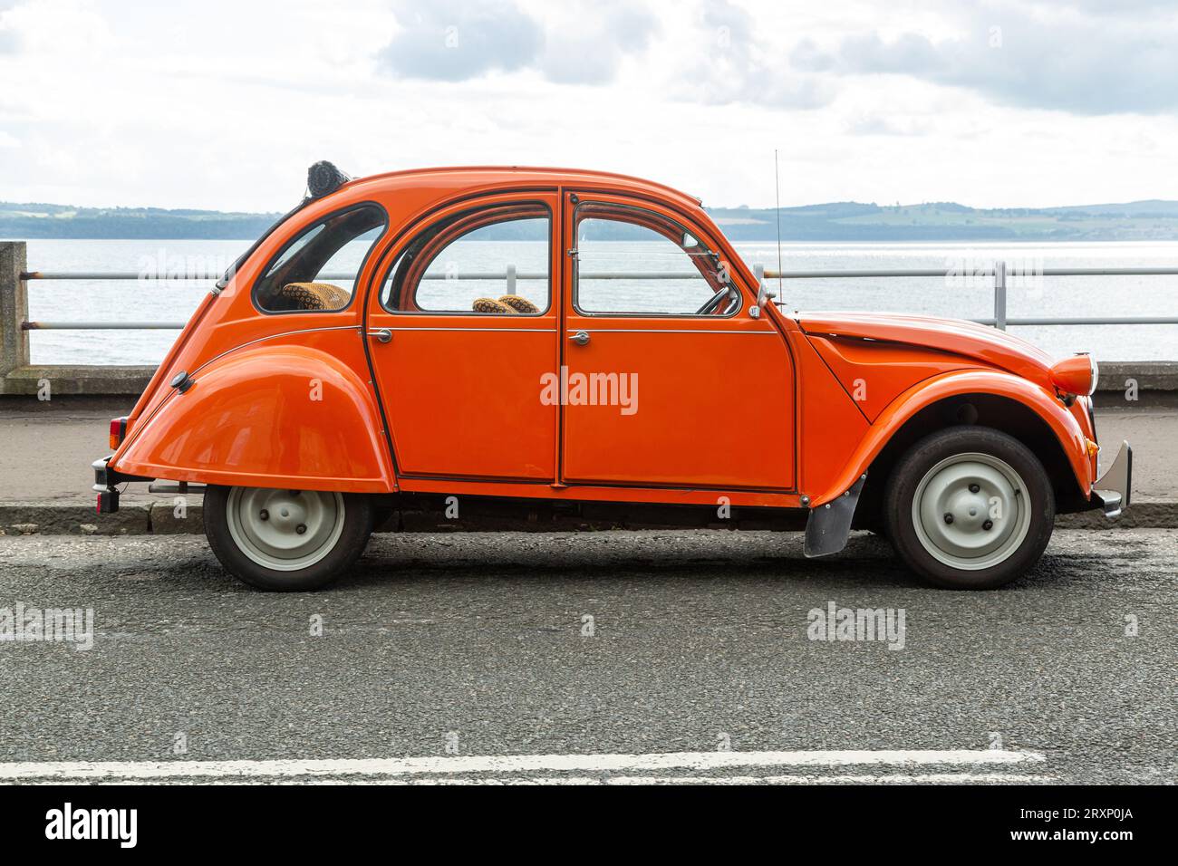 Citroen 2cv illustration hi-res stock photography and images - Alamy