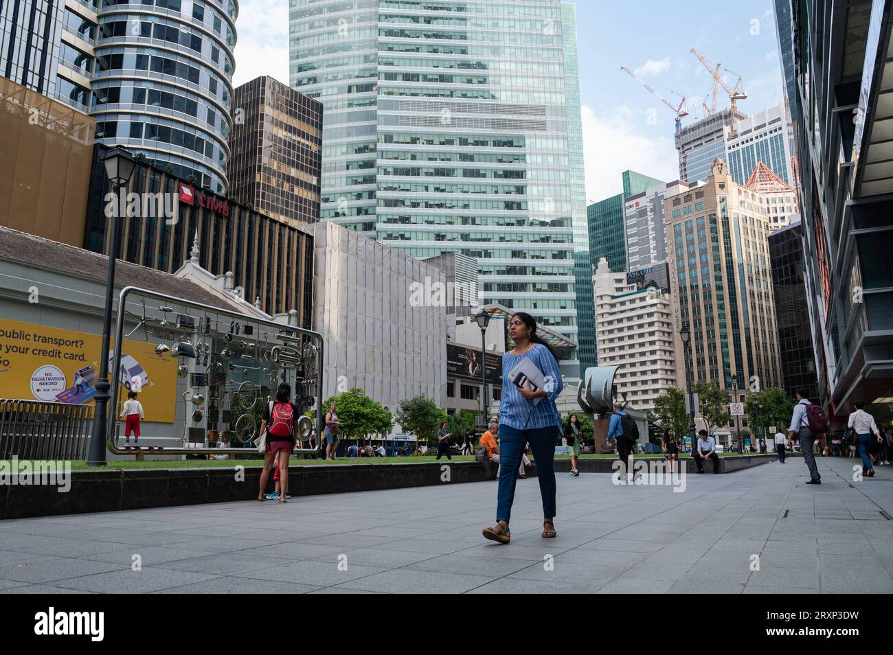 01.08.2023, Singapur, Republik Singapur, Asien - Menschen gehen durch den Geschaefts- und Finanzdistrikt am Raffles Place mit seinen Wolkenkratzern. *** 01 08 2023, Singapore, Republic of Singapore, Asia People walking through the business and financial district at Raffles Place with its skyscrapers Credit: Imago/Alamy Live News Stock Photo