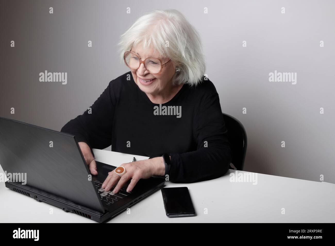 older woman using a laptop Stock Photo