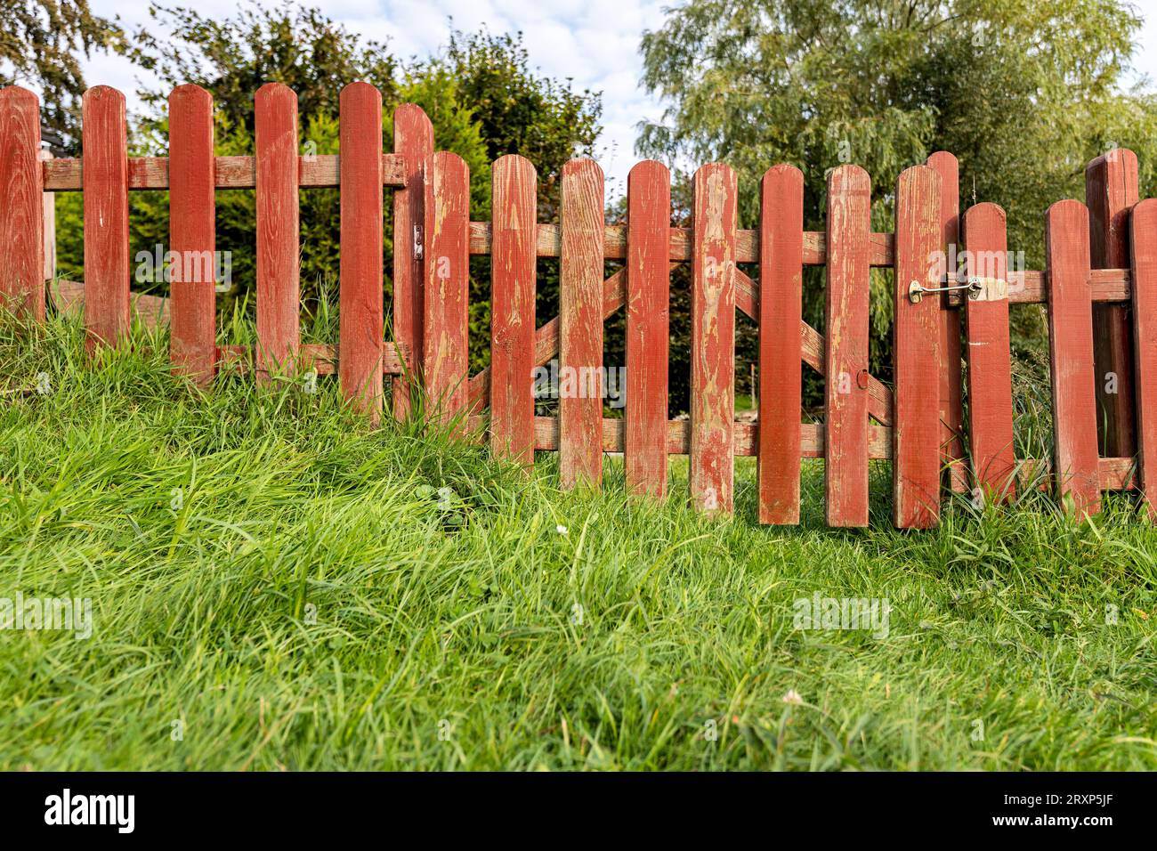 Wooden gate and fence hi-res stock photography and images - Alamy