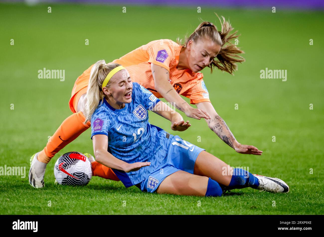 Utrecht, Netherlands. 26th Sep, 2023. UTRECHT, NETHERLANDS - SEPTEMBER 26: Chloe Kelly of England battles for the ball with Lynn Wilms of the Netherlands during the UEFA Nations League Women League A Group 1 match between Netherlands and England at Stadion Galgenwaard on September 26, 2023 in Utrecht, Netherlands. (Photo by Andre Weening/Orange Pictures) Credit: Orange Pics BV/Alamy Live News Stock Photo