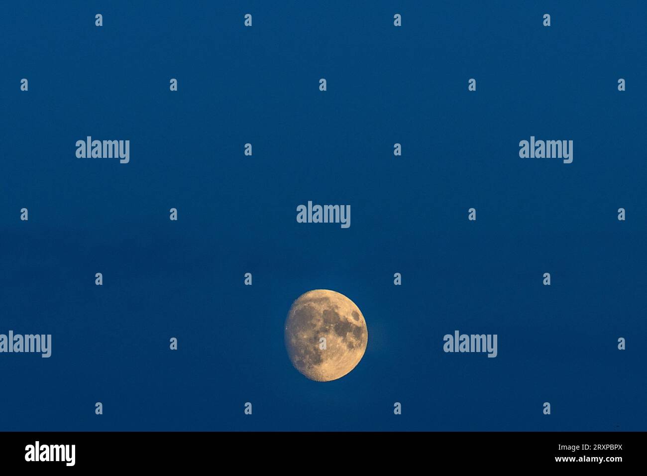Rising moon in sky hi res stock photography and images Alamy