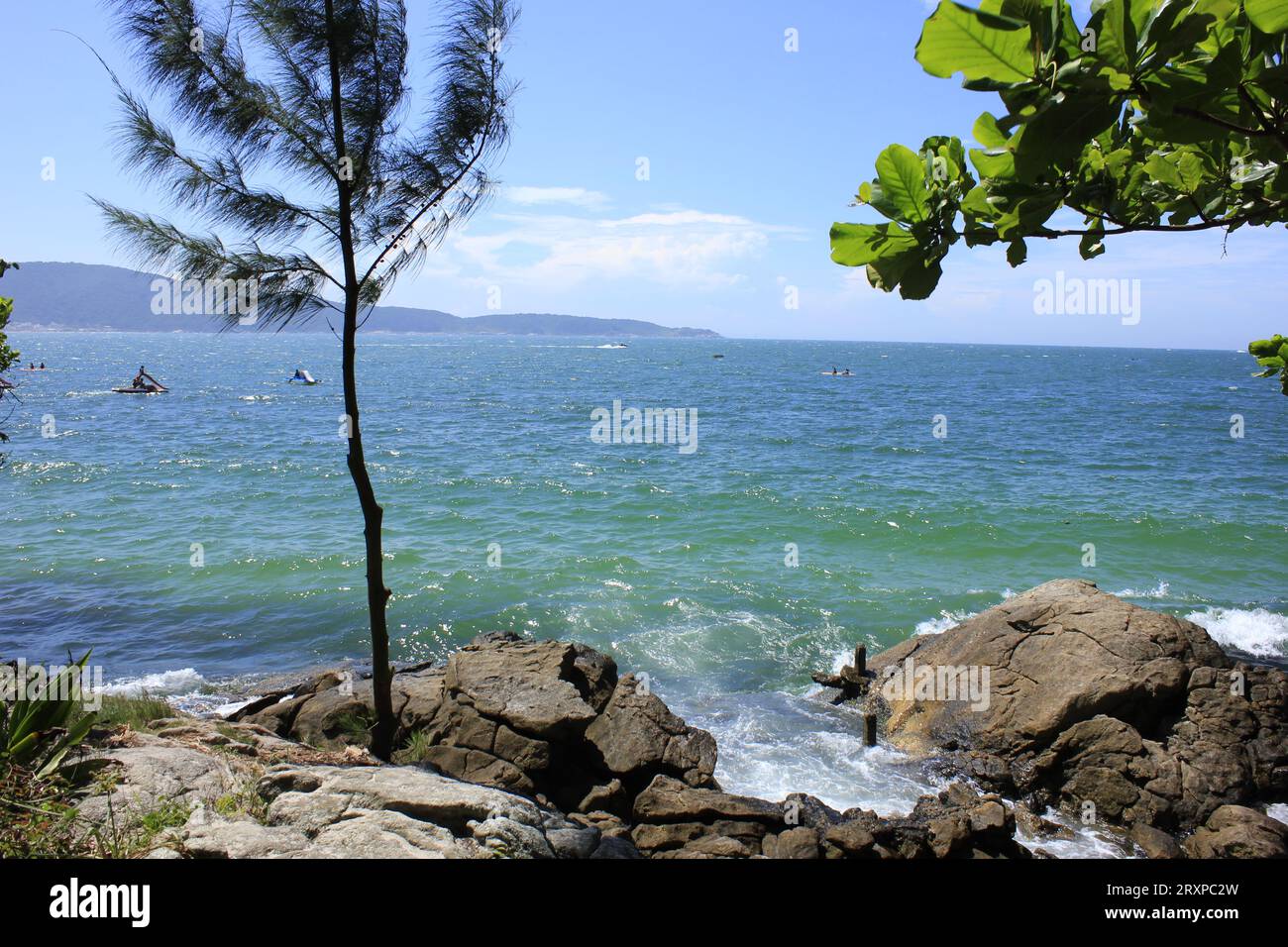 Mar com rochas e natureza Stock Photo