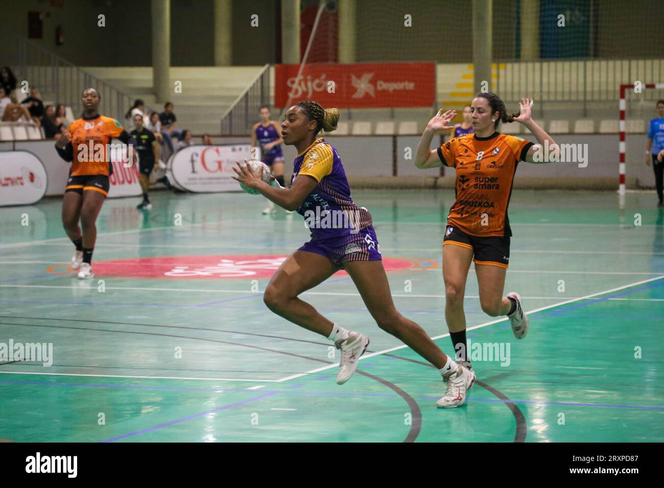 Gijon, Spain, 26th September, 2023: The player of Motive.co Gijon Balonmano La Calzada, Lisa Chiazgozie (17) runs with the ball during the 8th Matchday of the Liga Guerreras Iberdrola 2023-24 between Motive.co Gijon Balonmano La Calzada and the Super Amara Bera Bera, on September 26, 2023, at the La Arena Sports Pavilion, in Gijón, Spain. Credit: Alberto Brevers / Alamy Live News. Stock Photo