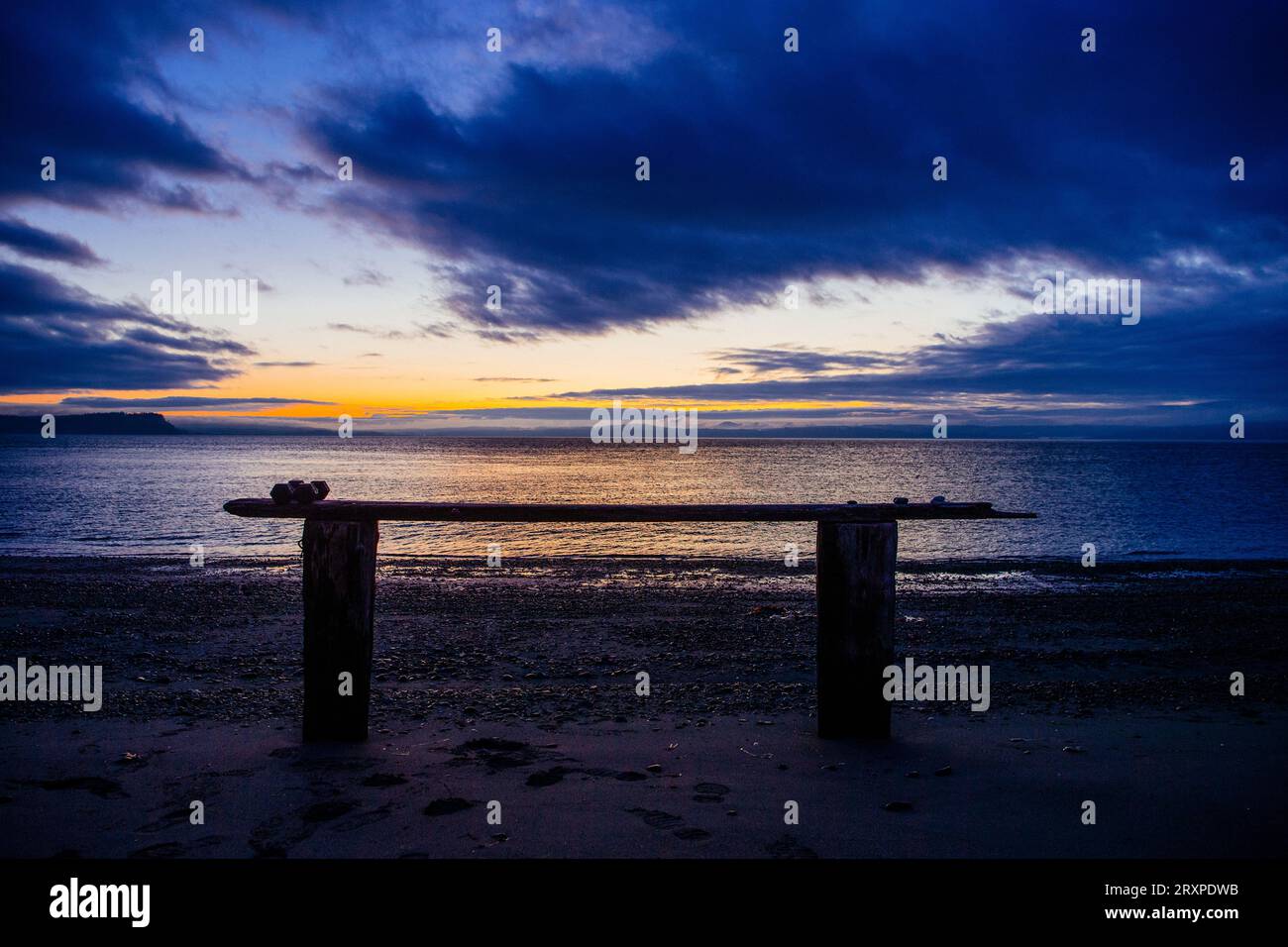 Empty beach cloudy sky hi-res stock photography and images - Alamy
