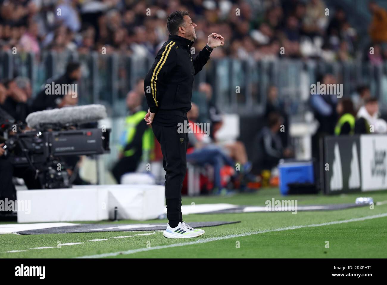 Torino, Italy. 26th Sep, 2023. Roberto D Aversa, head coach of Us Lecce gestures during the Serie A match beetween Juventus Fc and Us Lecce at Allianz Stadium on September 26, 2023 in Turin, Italy . Credit: Marco Canoniero/Alamy Live News Stock Photo