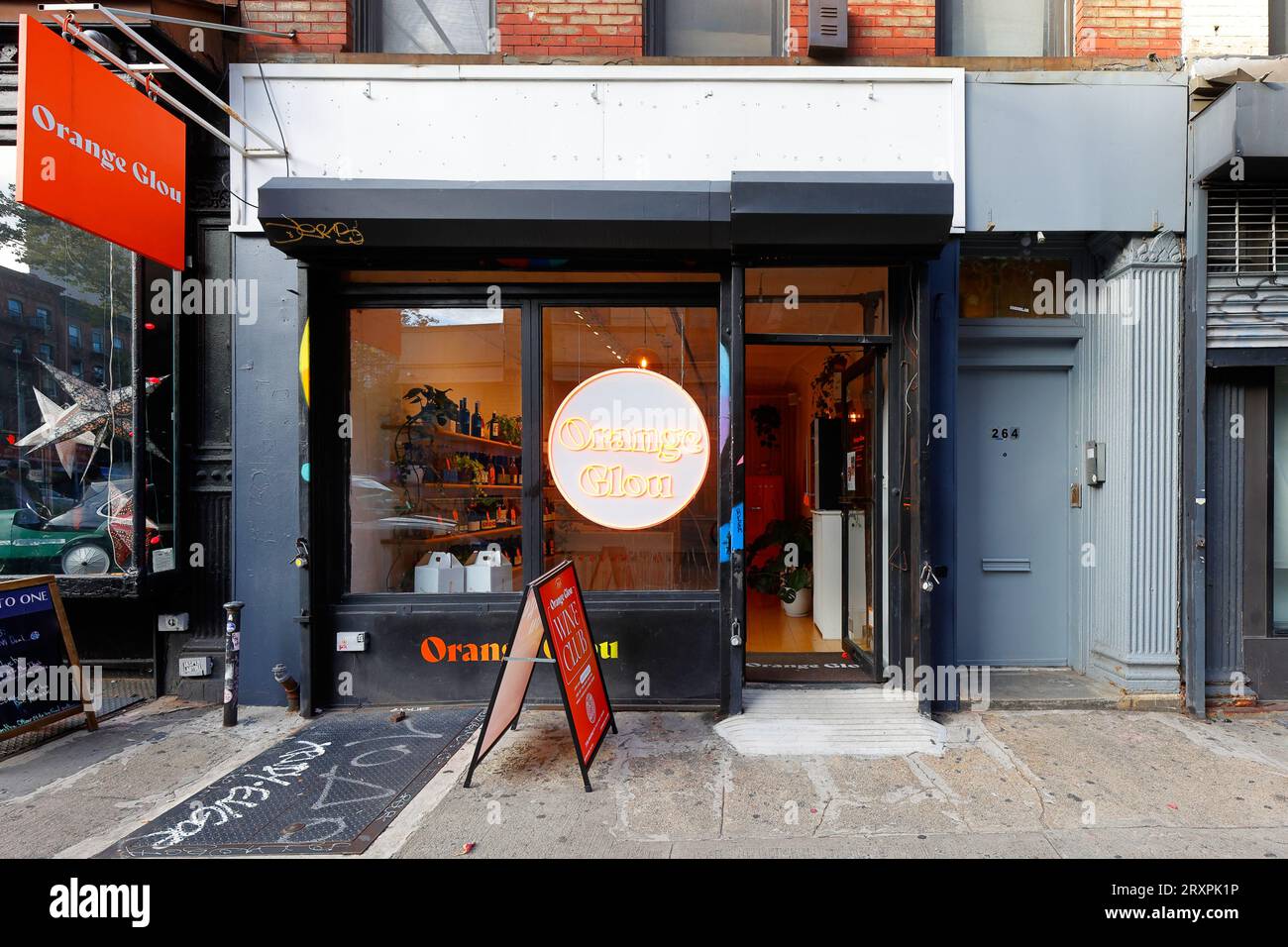 Orange Glou, 264 Broome St, New York, NYC storefront photo of a natural wine, orange wine store in Manhattan's Lower East Side. Stock Photo