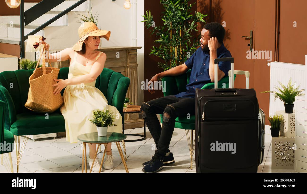 Hotel lobby guests sitting hi-res stock photography and images - Alamy