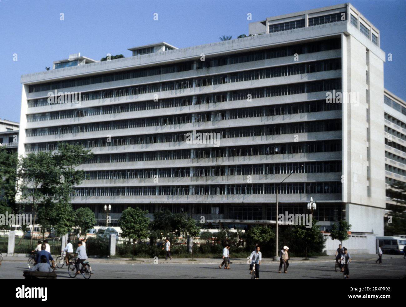 Exterior view of the 'Trade Fair' building, with pedestrians in the foreground, in Guangzhou, China, 1979 Stock Photo