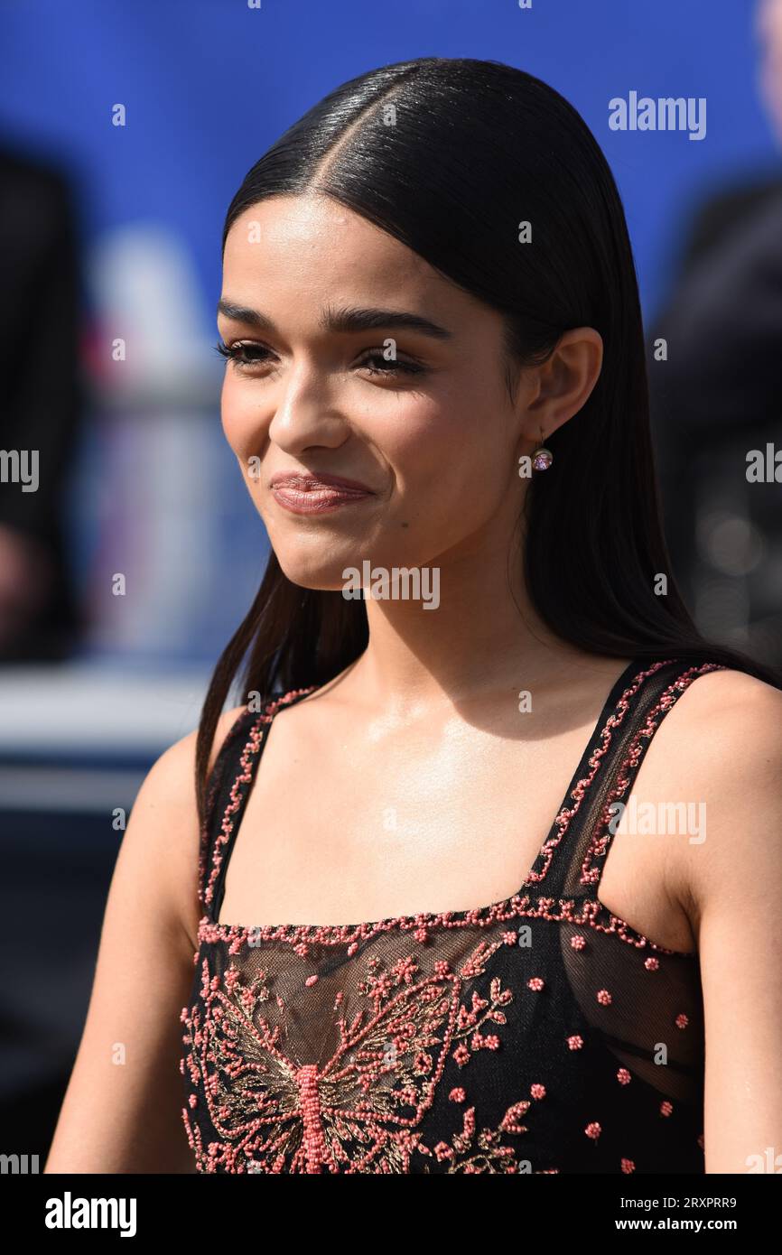 Pour le défilé de haute couture Dior, les invités du monde entier influenceuses, actrices, mannequins étaient nombreuses dans le parc des tuileries Stock Photo