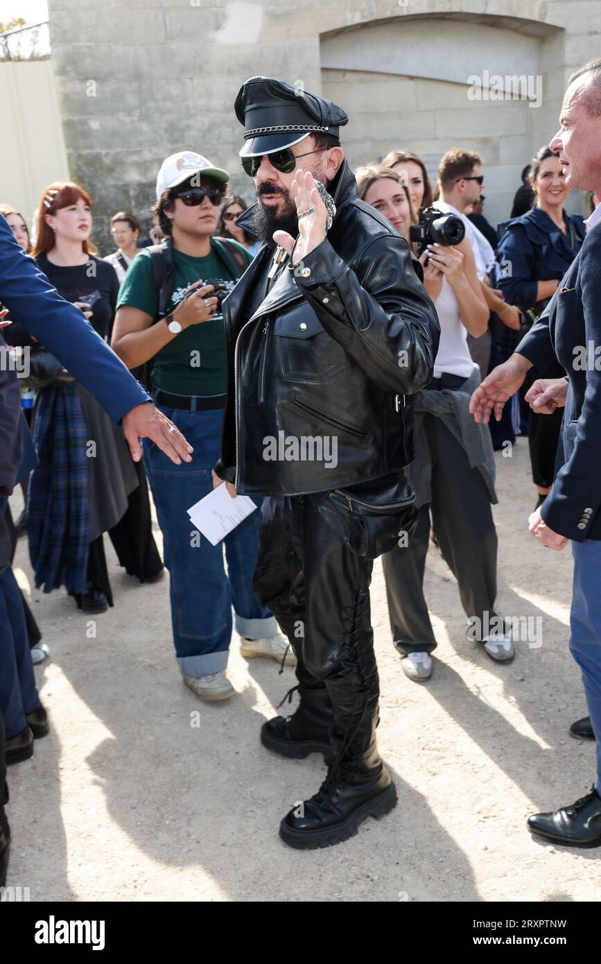 Architect Peter Marino poses on the red carpet before the Louis Vuitton  2012 Autumn/Winter fashion show at the North Bund in Shanghai, China, 19  July Stock Photo - Alamy