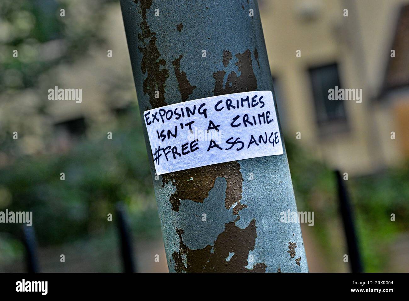 Political Statement On A Lamp Post In Stockbridge Edinburgh United Kingdom In Support Of WikiLeaks Owner Julian Assange Stock Photo