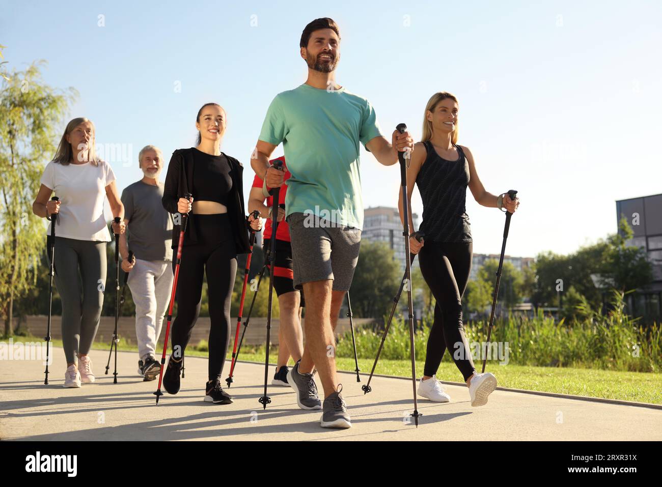 Group of people walking in pathway hi-res stock photography and images ...