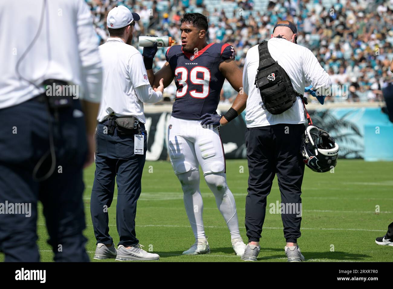 Houston Texans linebacker Henry To'oTo'o (39) takes a break during an ...